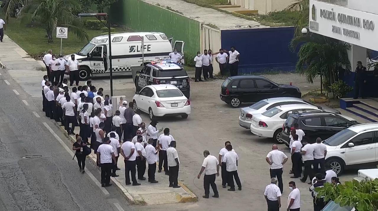 Taxistas olvidan la “distancia social”, y hacen marcha para apoyar a compañero que agredió a un Uber