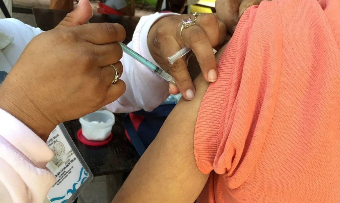 Llama Laura Fernández a grupos vulnerables a vacunarse contra la influenza