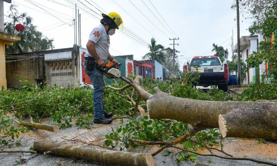 Continúa operativo de limpieza y recuperación de la imagen urbana de Puerto Morelos
