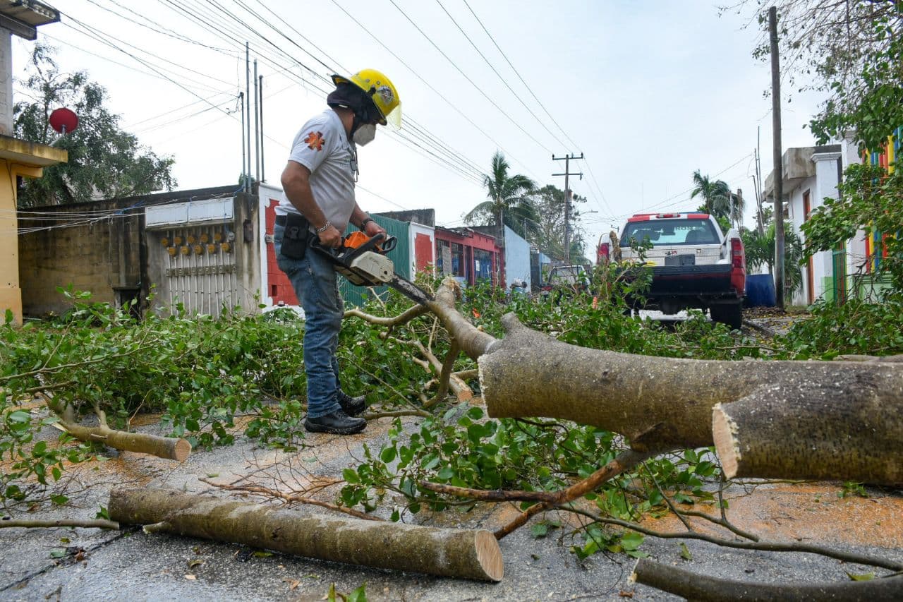 Continúa operativo de limpieza y recuperación de la imagen urbana de Puerto Morelos