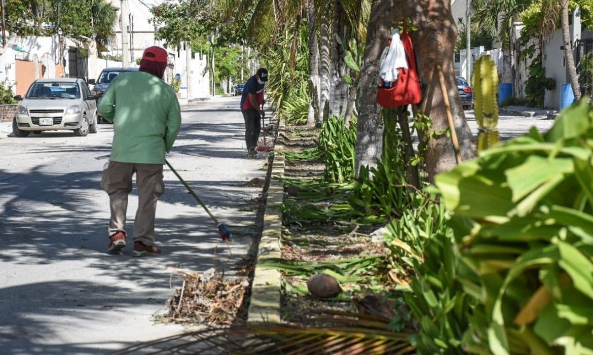 Rehabilitan brigadas municipales la avenida Rojo Gómez de Puerto Morelos
