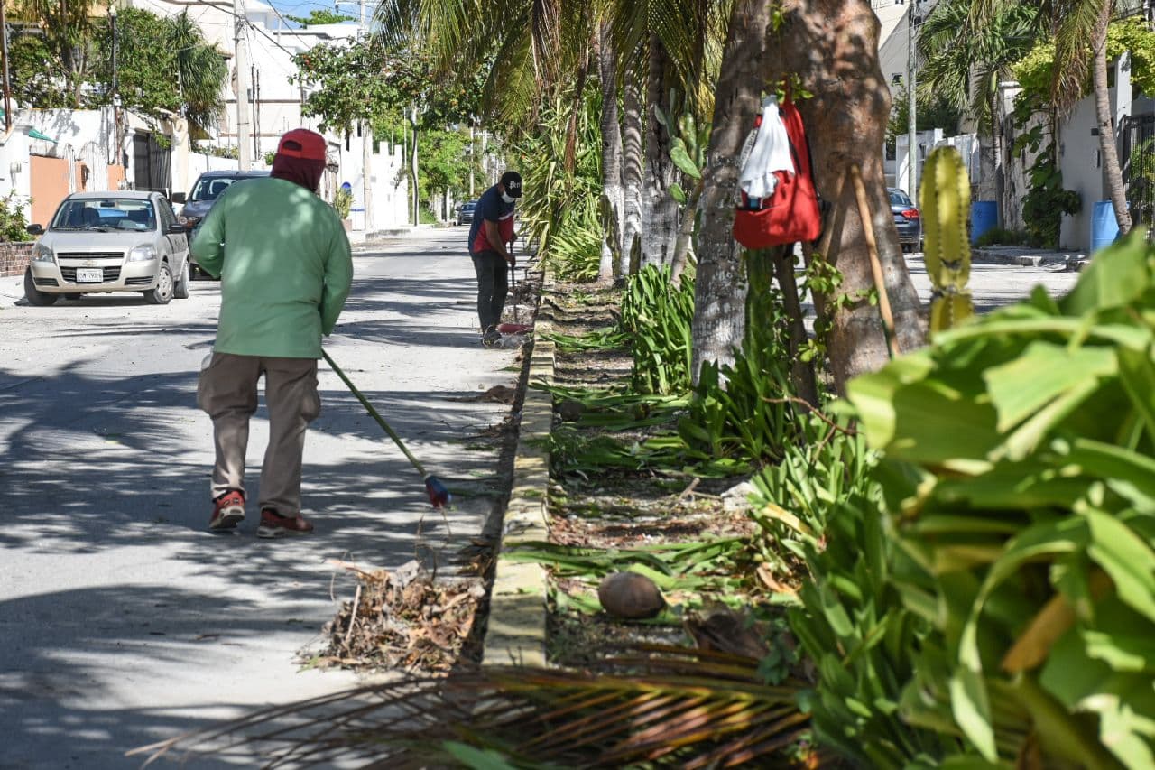 Rehabilitan brigadas municipales la avenida Rojo Gómez de Puerto Morelos