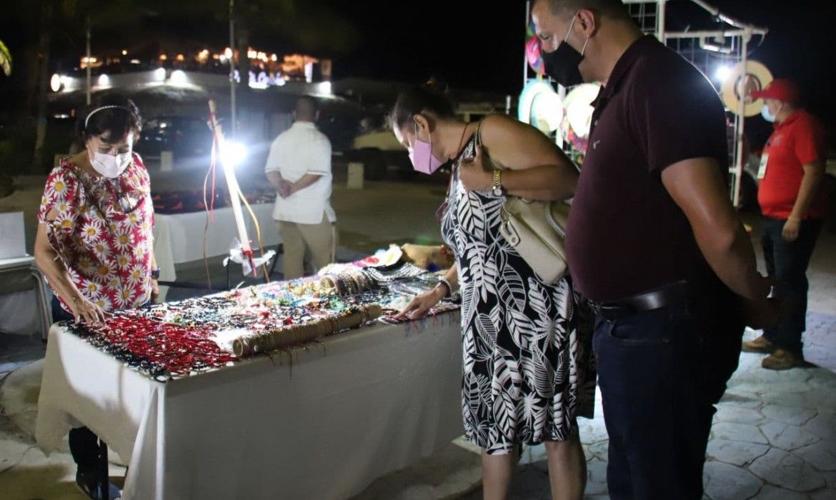 Regresan artesanos a la Ventana al Mar de Puerto Morelos | “Continúa la reactivación económica”: Laura Fernández