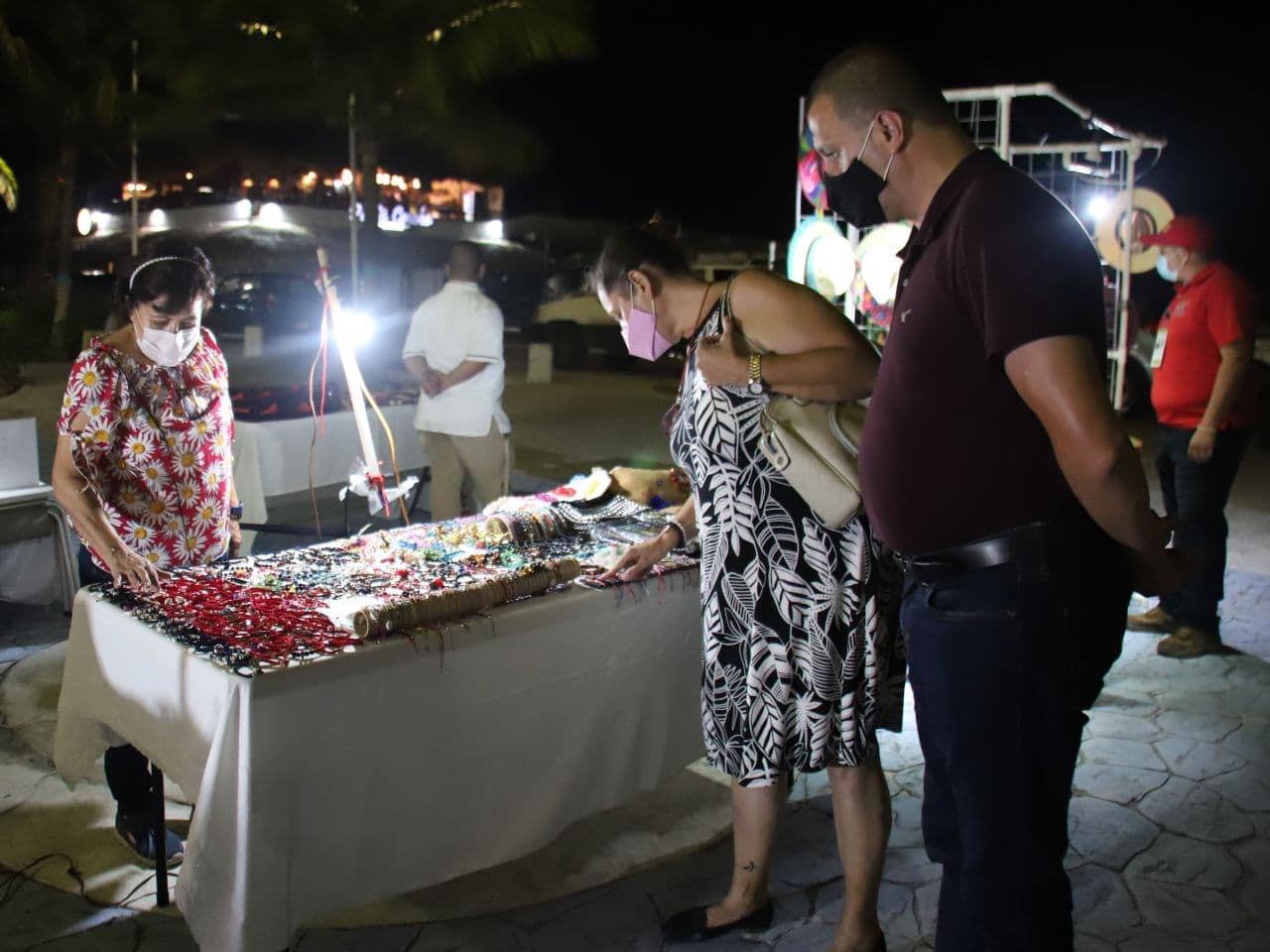 Regresan artesanos a la Ventana al Mar de Puerto Morelos | “Continúa la reactivación económica”: Laura Fernández