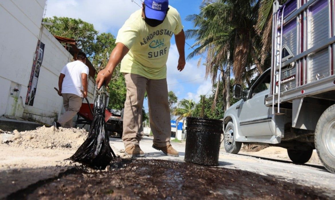 Intensifica gobierno de Laura Fernández labores de bacheo en Puerto Morelos