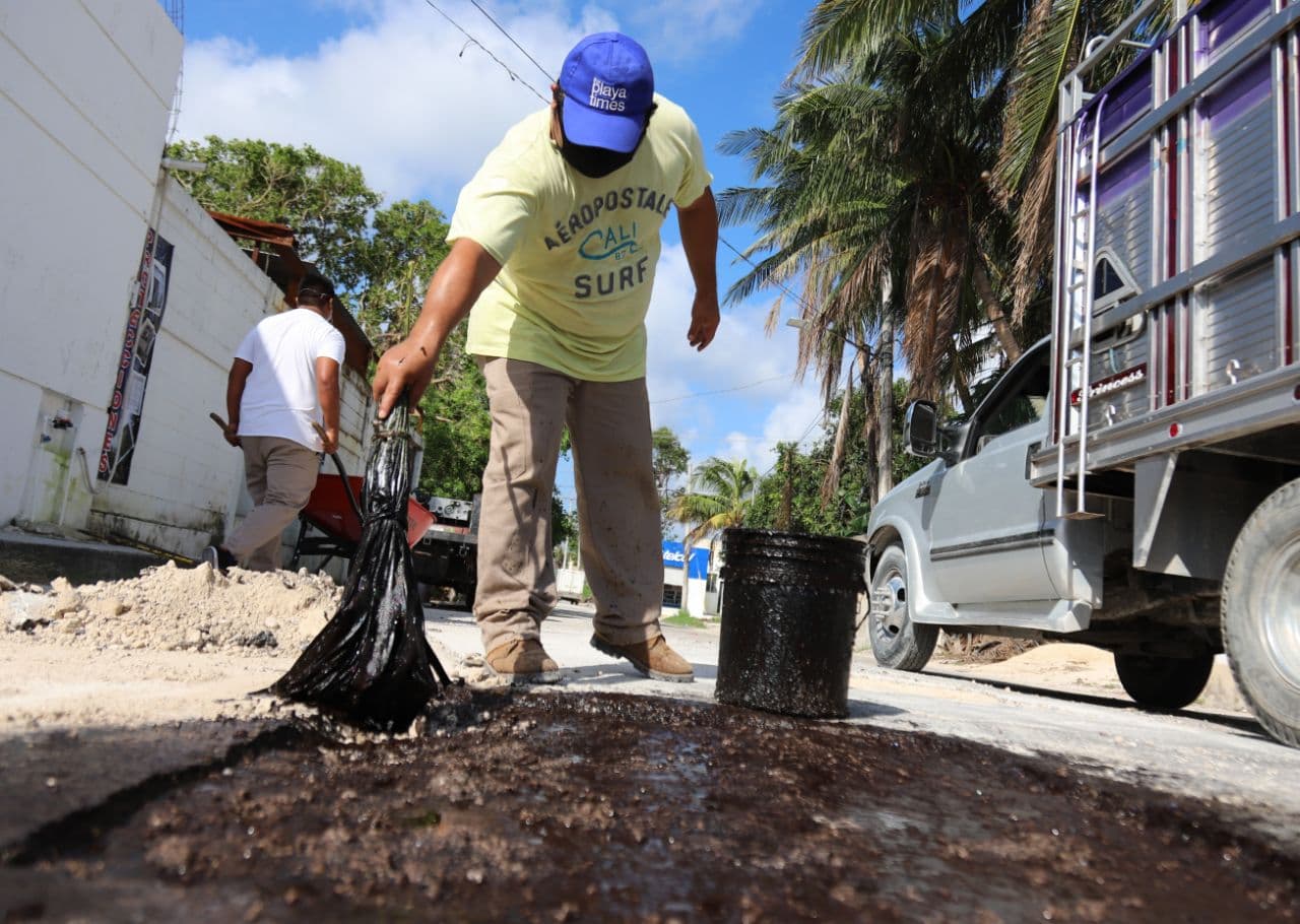 Intensifica gobierno de Laura Fernández labores de bacheo en Puerto Morelos