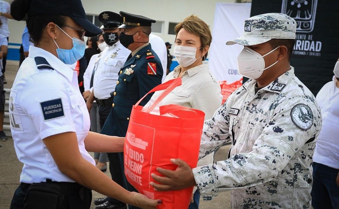 Gobierno de Laura Beristain e iniciativa privada entregarán 11 mil cubrebocas a policías