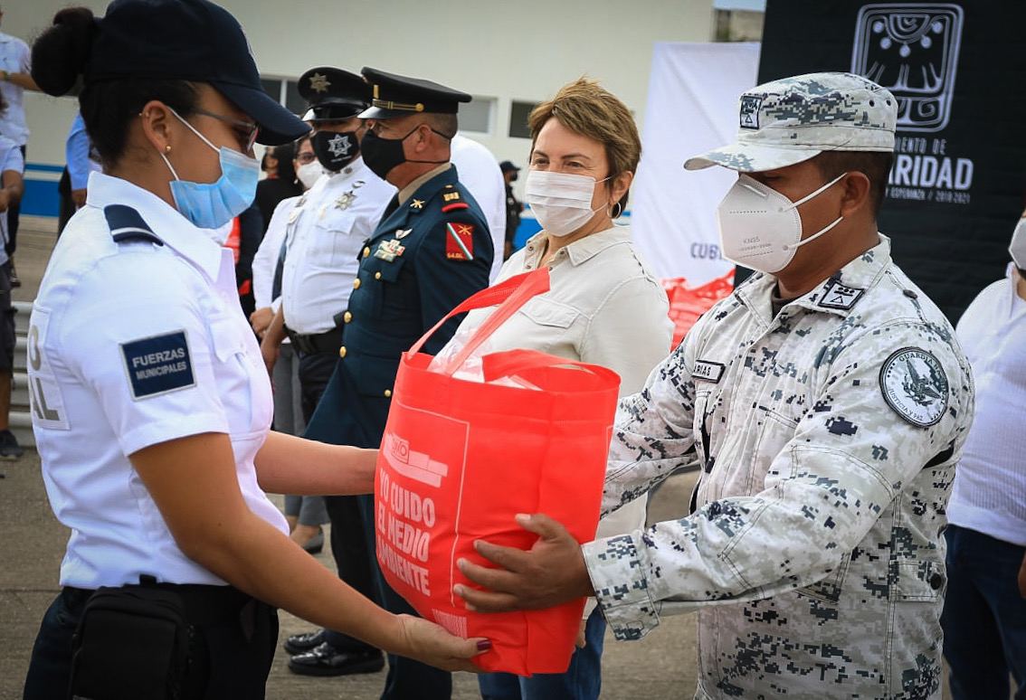 Gobierno de Laura Beristain e iniciativa privada entregarán 11 mil cubrebocas a policías