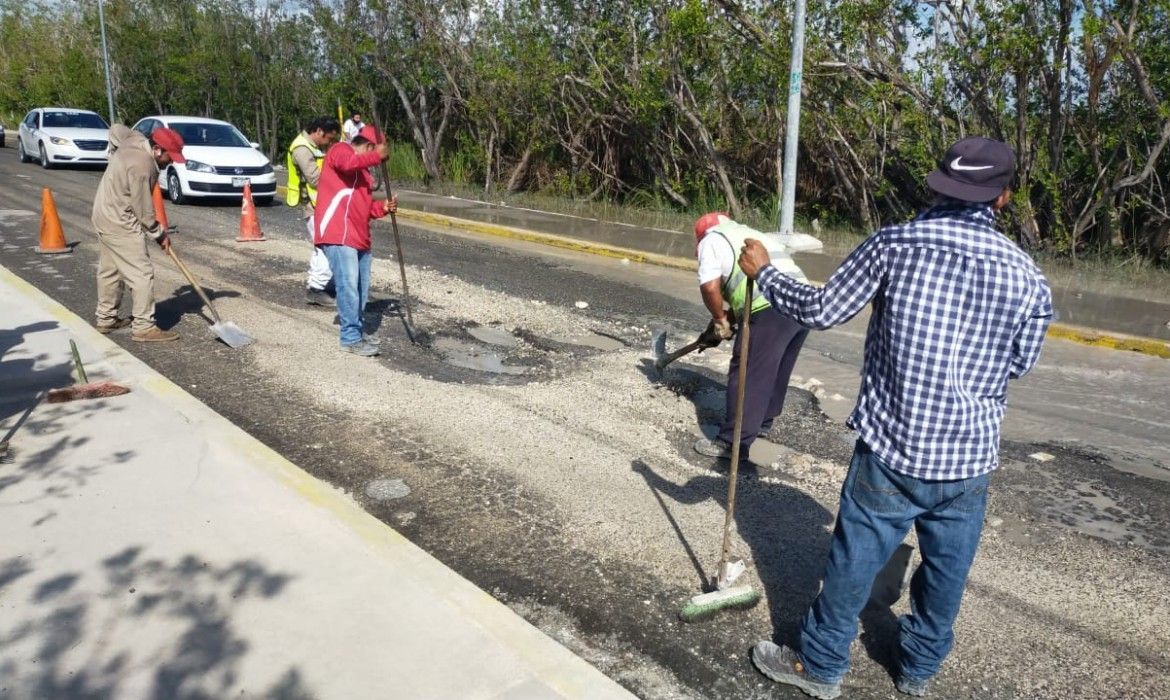 Gobierno de Laura Fernández reinicia trabajos de bacheo en Puerto Morelos