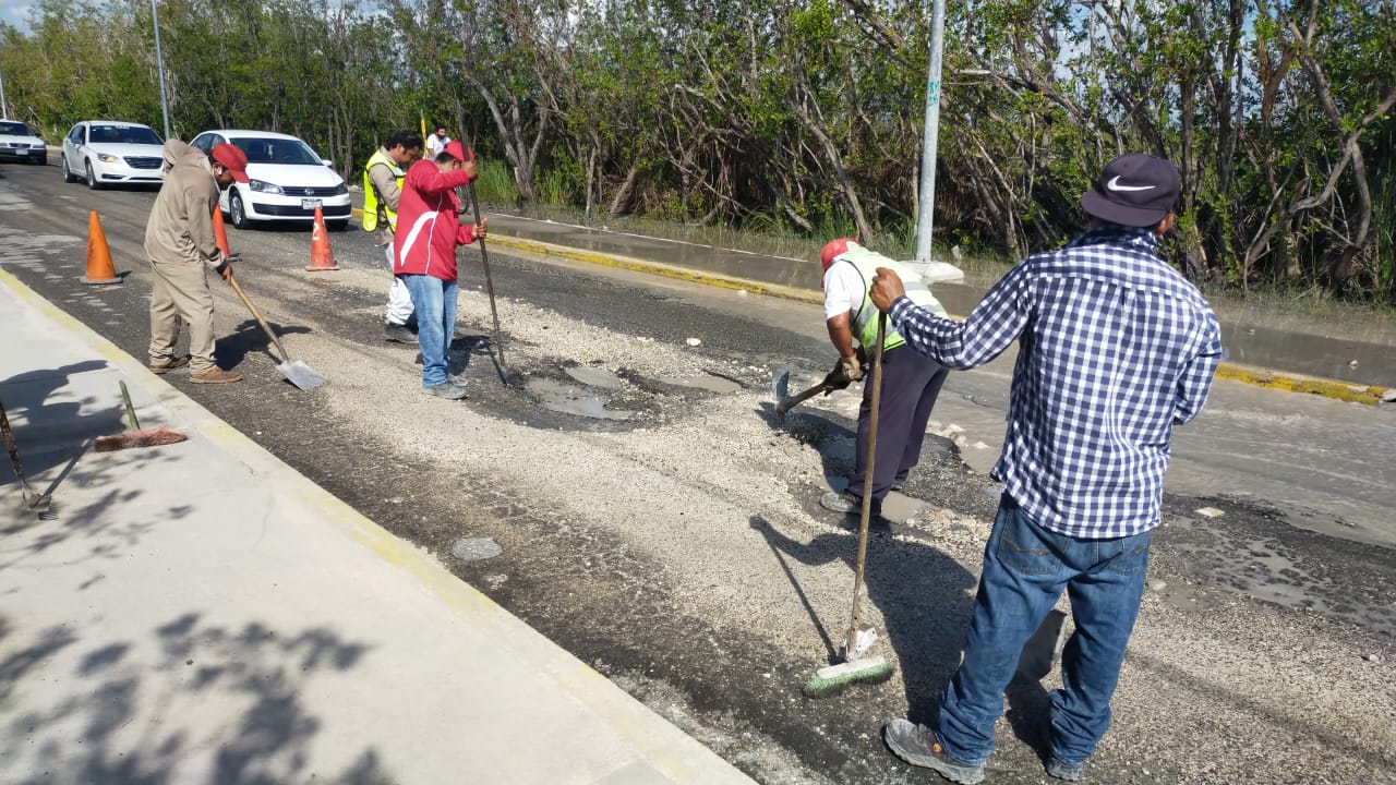 Gobierno de Laura Fernández reinicia trabajos de bacheo en Puerto Morelos