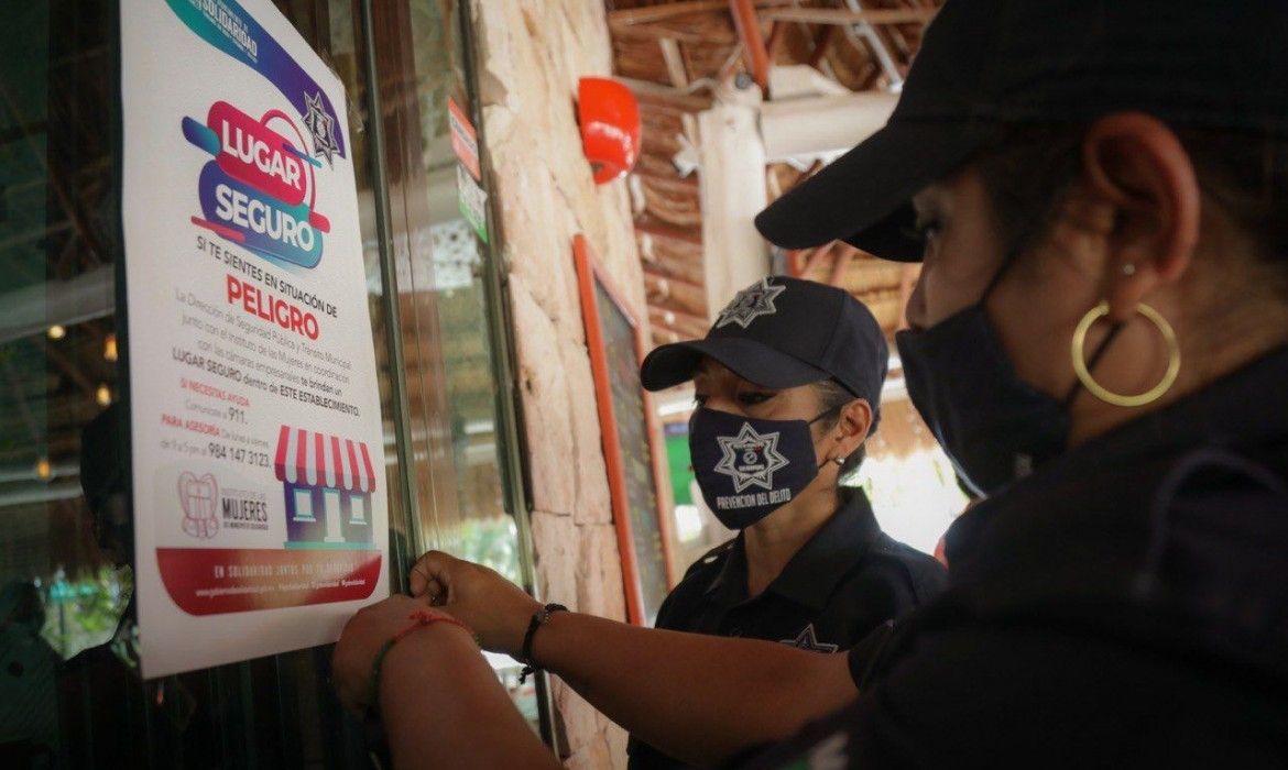 Mujeres policías salen a las calles de Solidaridad para reforzar campaña junto a iniciativa privada