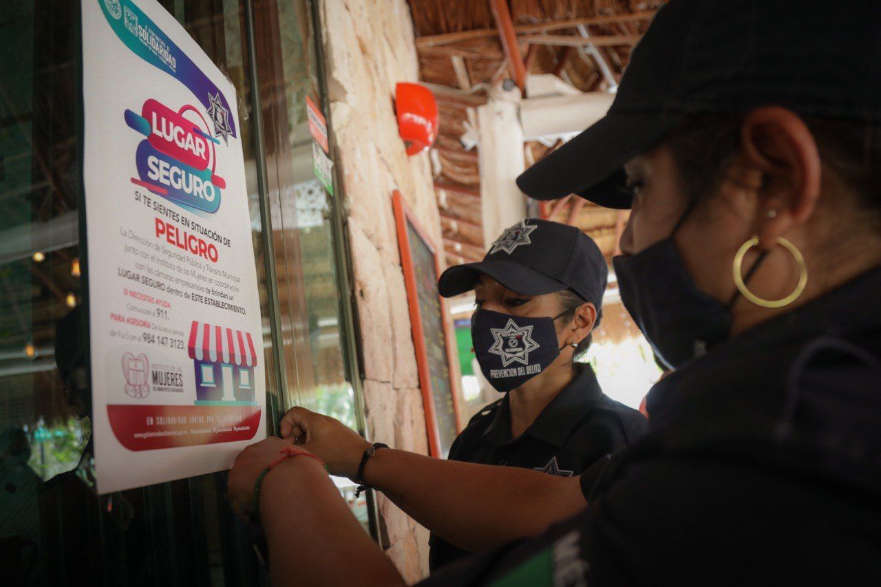 Mujeres policías salen a las calles de Solidaridad para reforzar campaña junto a iniciativa privada