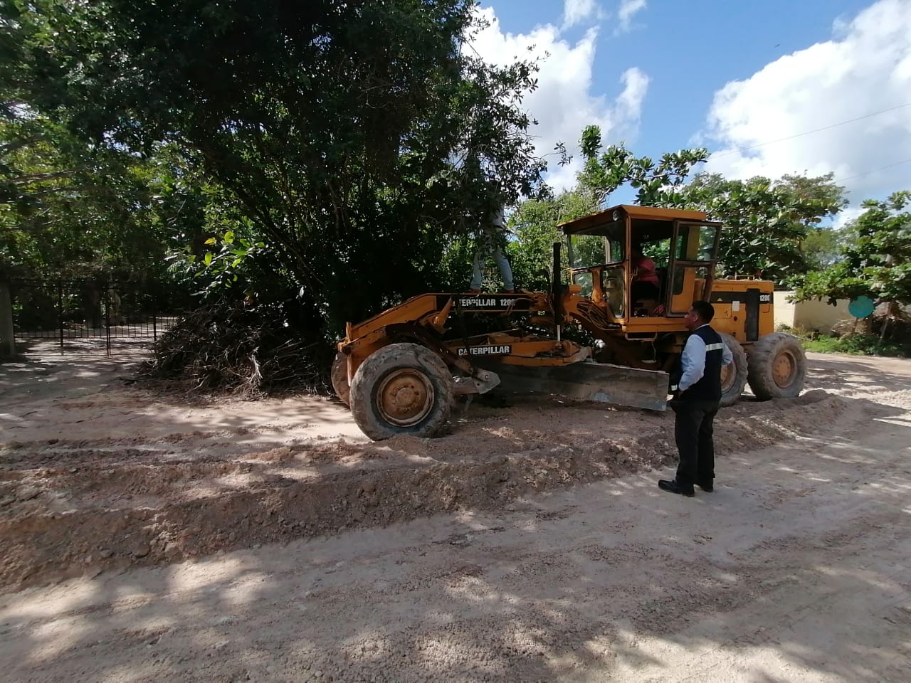 Cumple Laura Fernández compromiso con habitantes de la zona urbana de Puerto Morelos