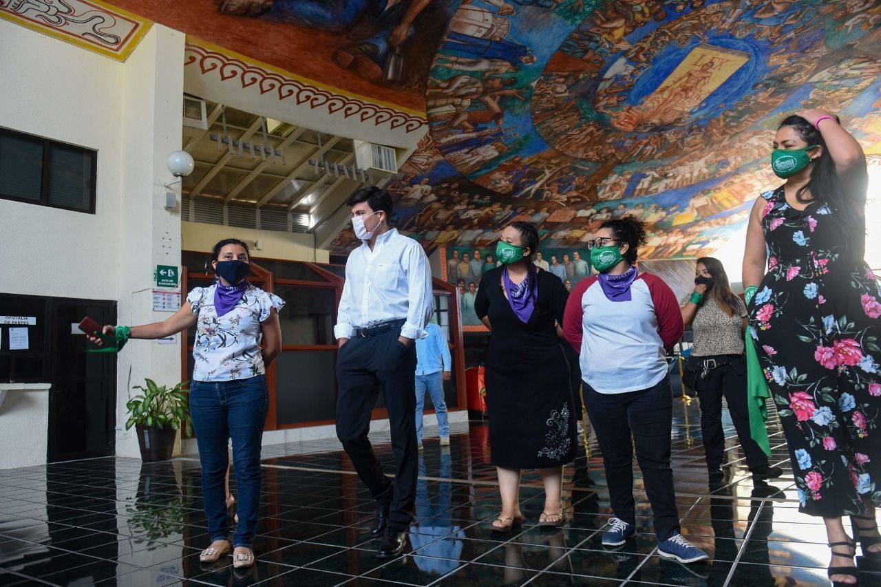 Feministas acusan a Gustavo Miranda de no cumplir acuerdos, y se suspende sesión de Congreso