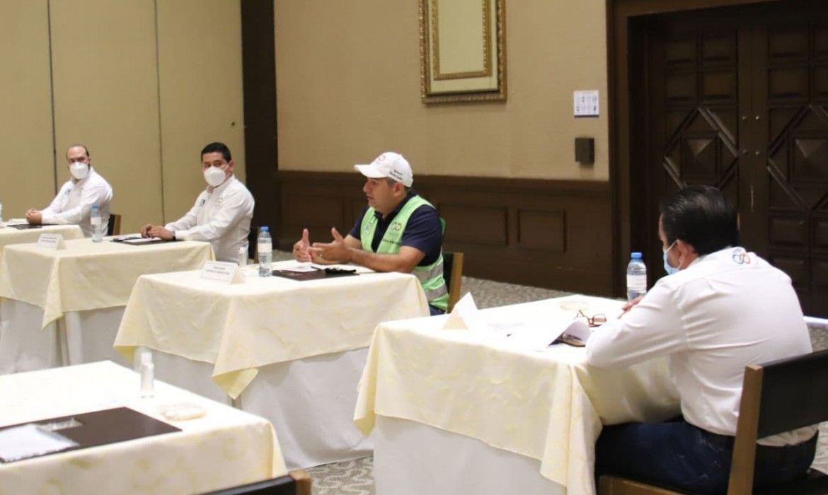 Gobierno de Laura Fernández y hoteleros establecen estrategias para labores de bacheo en Crococun