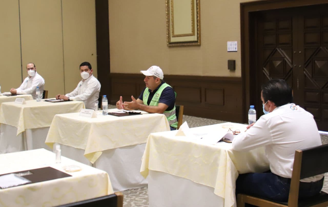 Gobierno de Laura Fernández y hoteleros establecen estrategias para labores de bacheo en Crococun