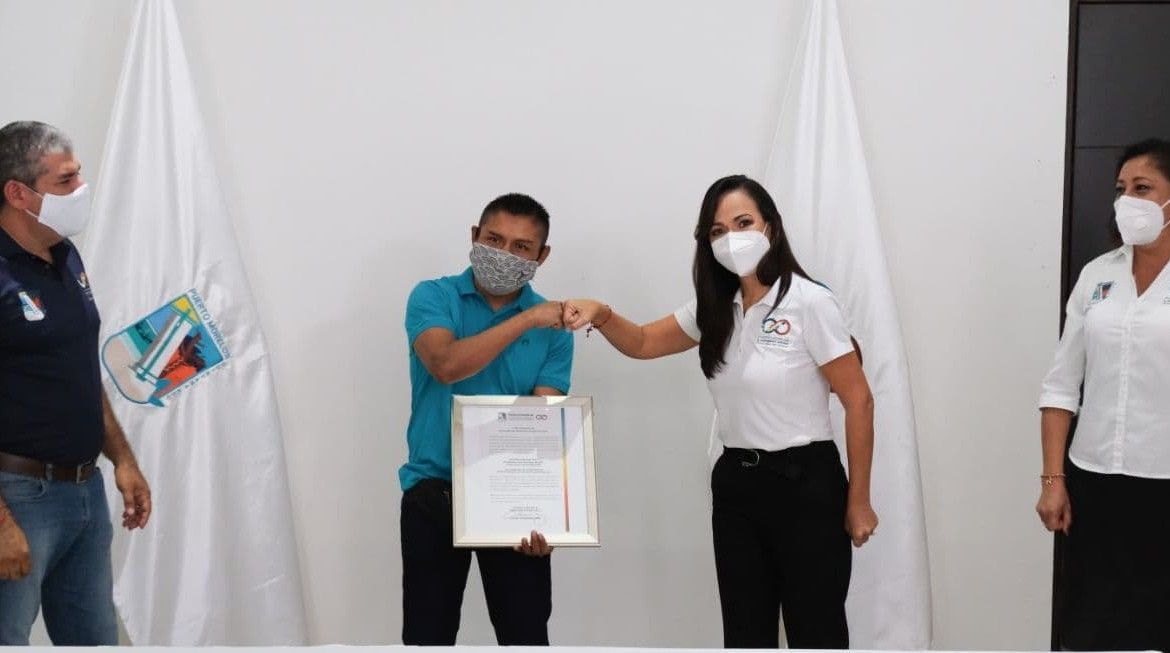 Entrega Laura Fernández nombramiento al “duro” May como comisionado de box en Puerto Morelos