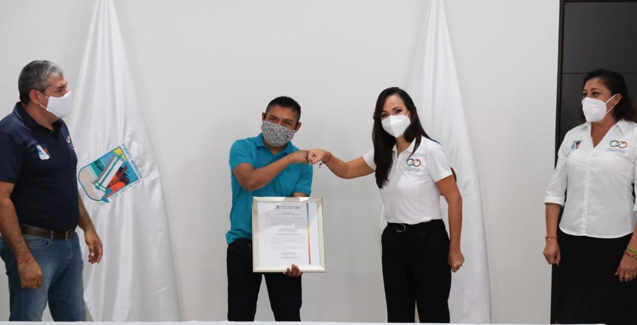 Entrega Laura Fernández nombramiento al “duro” May como comisionado de box en Puerto Morelos