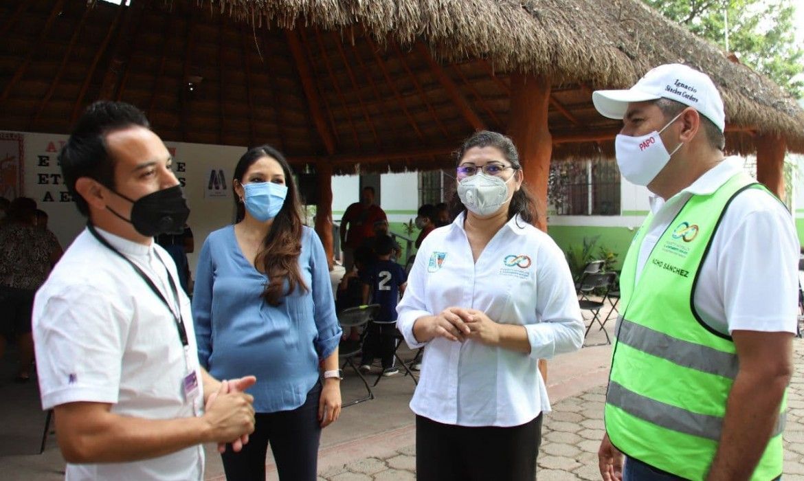DIF de Puerto Morelos entrega a niños equipo de cómputo donado por empresarias
