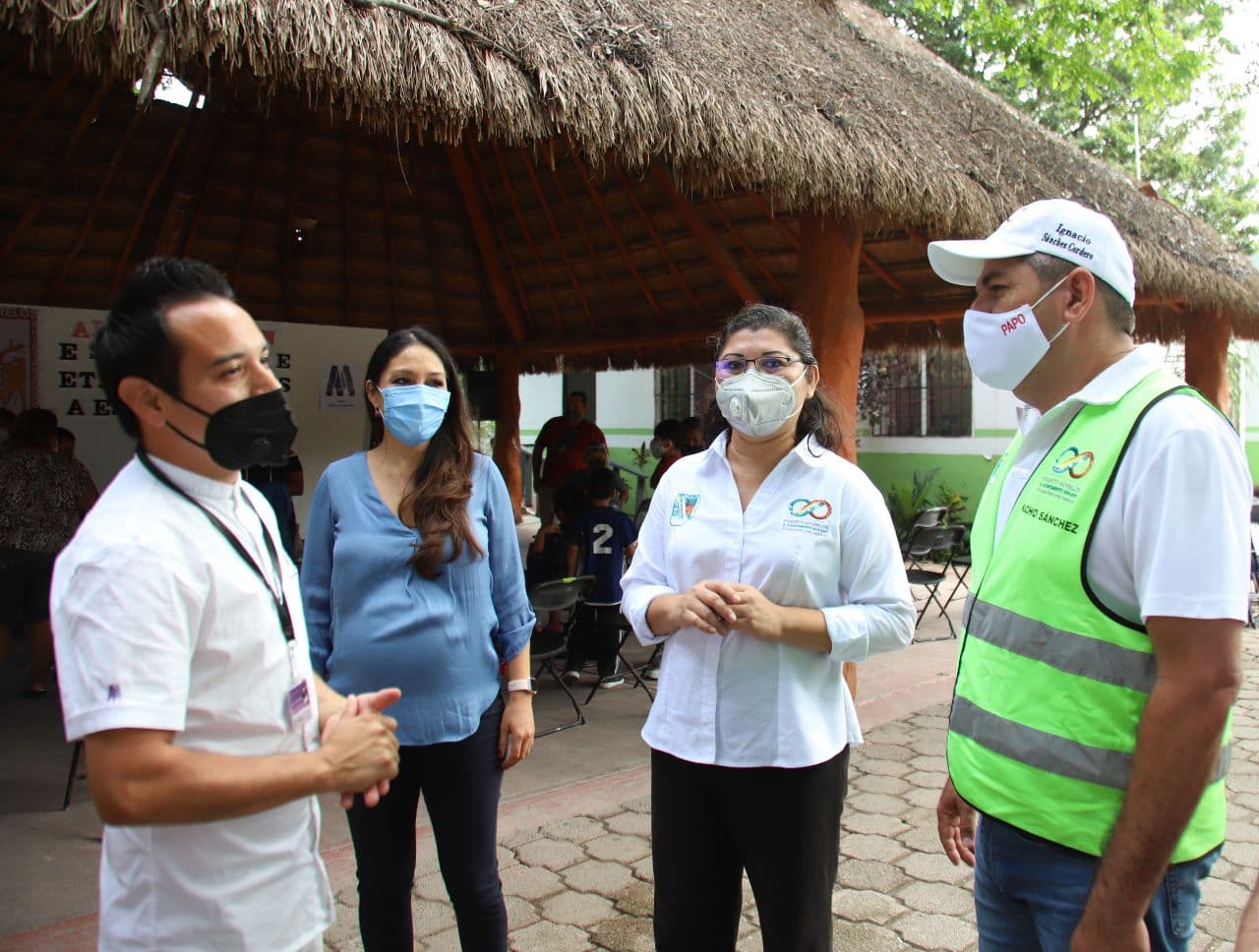 DIF de Puerto Morelos entrega a niños equipo de cómputo donado por empresarias