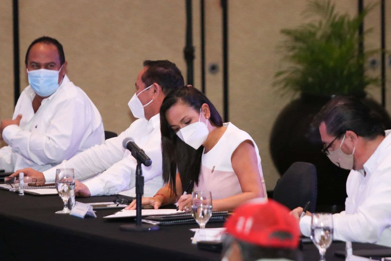 Firma Laura Fernández el Pacto por la reactivación económica responsable