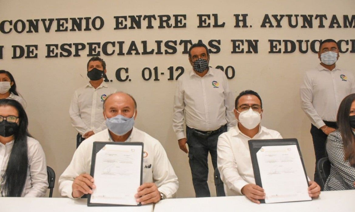 Firma Gobierno de Laura Fernández convenio de colaboración con especialistas en educación