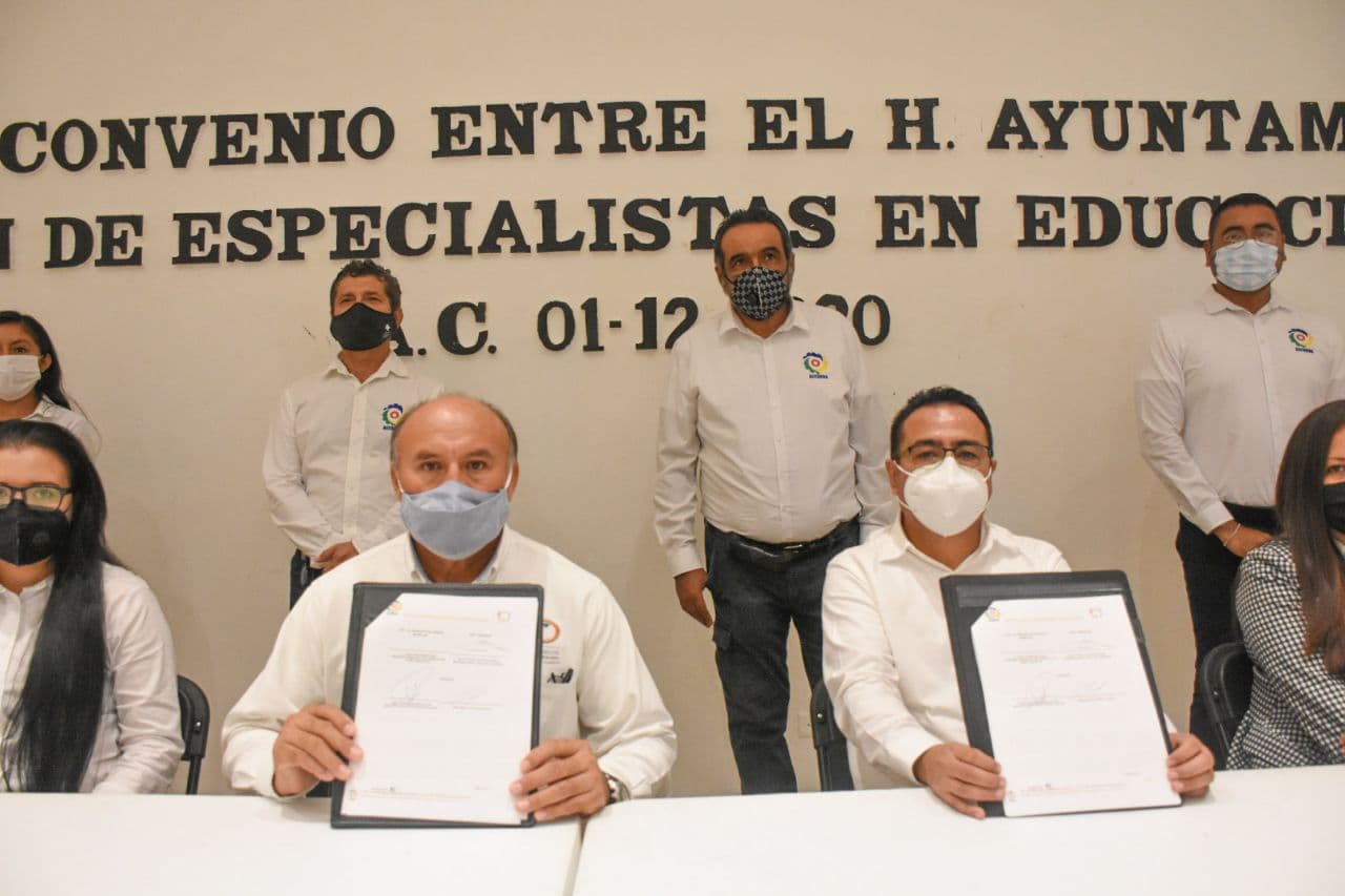 Firma Gobierno de Laura Fernández convenio de colaboración con especialistas en educación