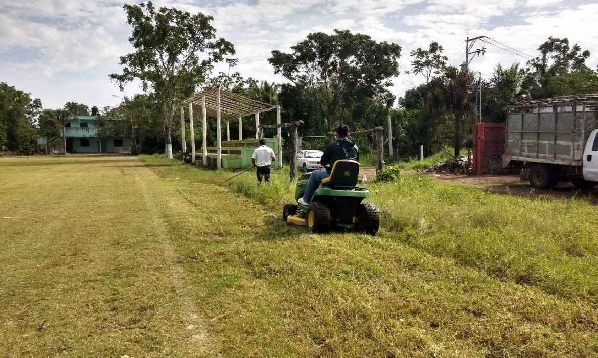 Gobierno de Laura Fernández da mantenimiento a espacios deportivos de Puerto Morelos