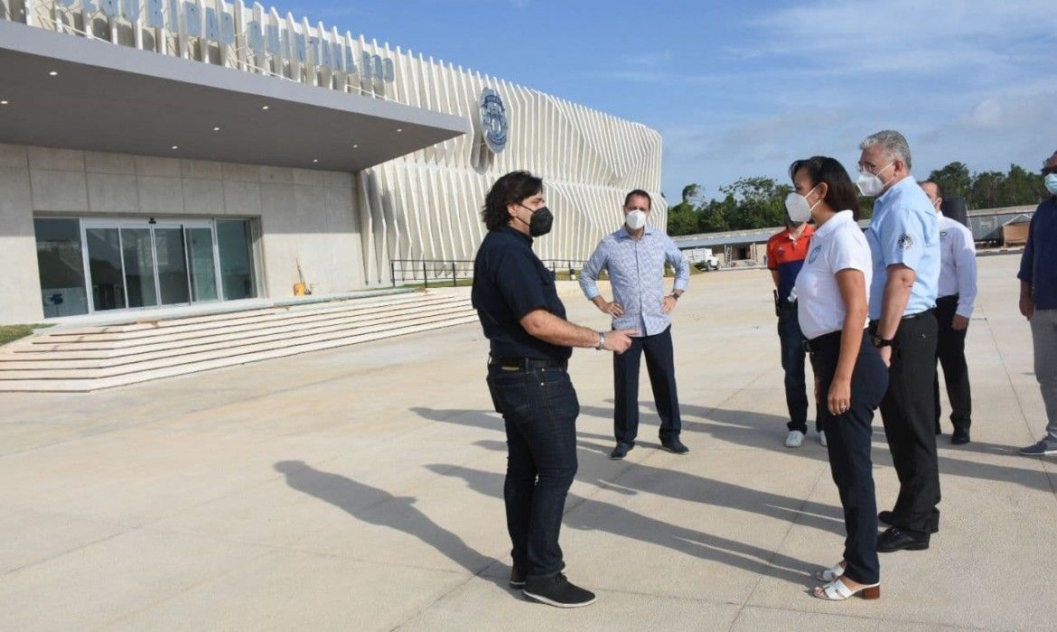 Visita Laura Fernández instalaciones del C5 en Cancún