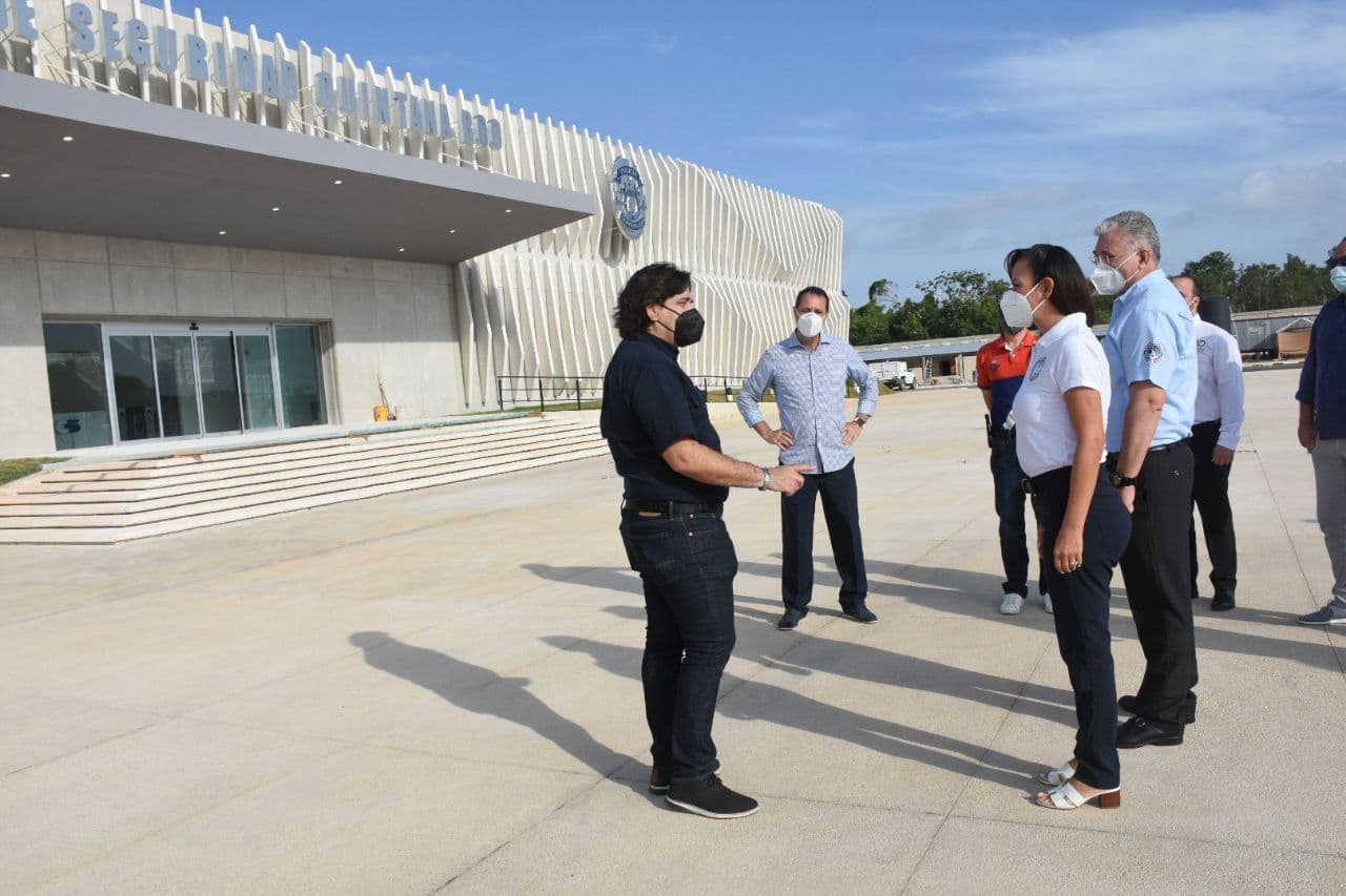 Visita Laura Fernández instalaciones del C5 en Cancún