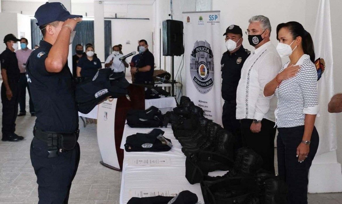Entrega Laura Fernández uniformes a elementos de la Policía Quintana Roo de Puerto Morelos