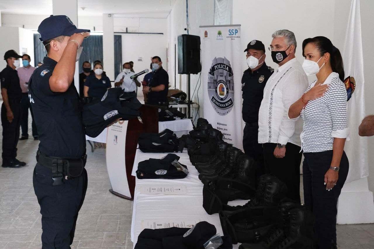 Entrega Laura Fernández uniformes a elementos de la Policía Quintana Roo de Puerto Morelos