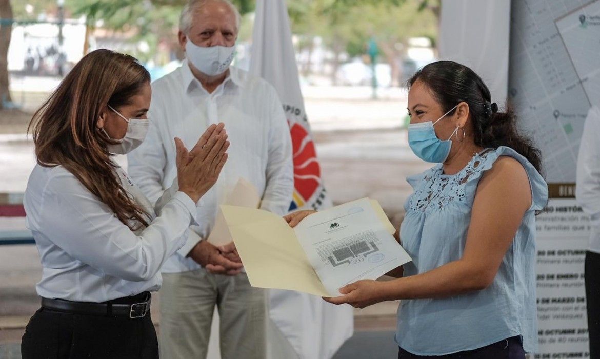 Entrega Mara escrituras a familias de la colonia “Fidel Velázquez”