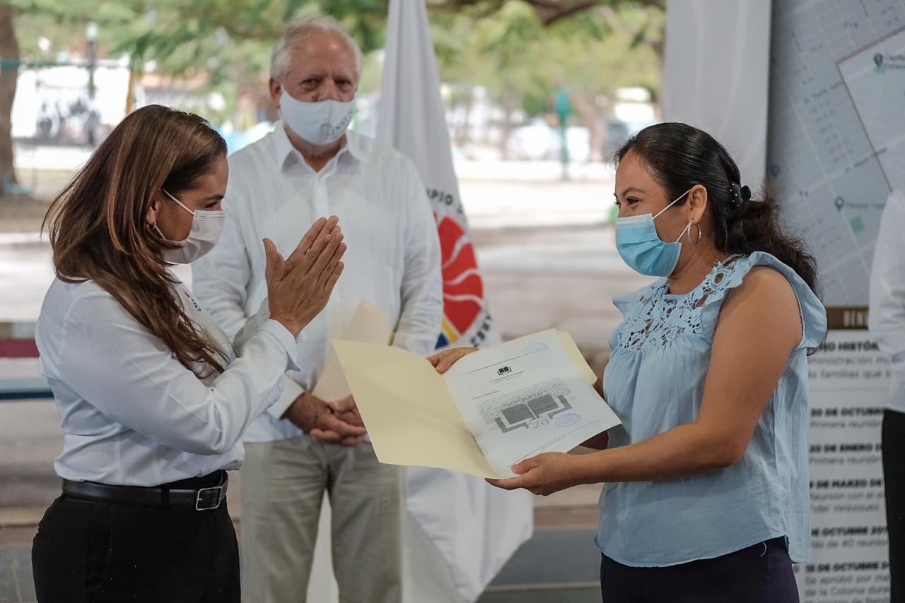 Entrega Mara escrituras a familias de la colonia “Fidel Velázquez”