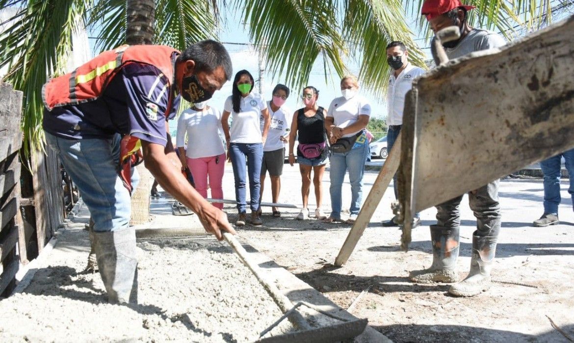 Supervisa Laura Fernández construcción de banquetas y guarniciones en Puerto Morelos