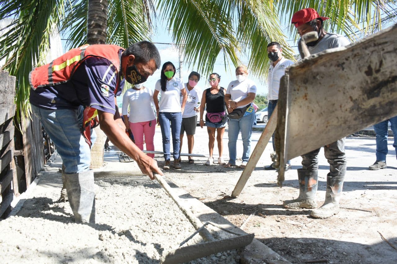 Supervisa Laura Fernández construcción de banquetas y guarniciones en Puerto Morelos