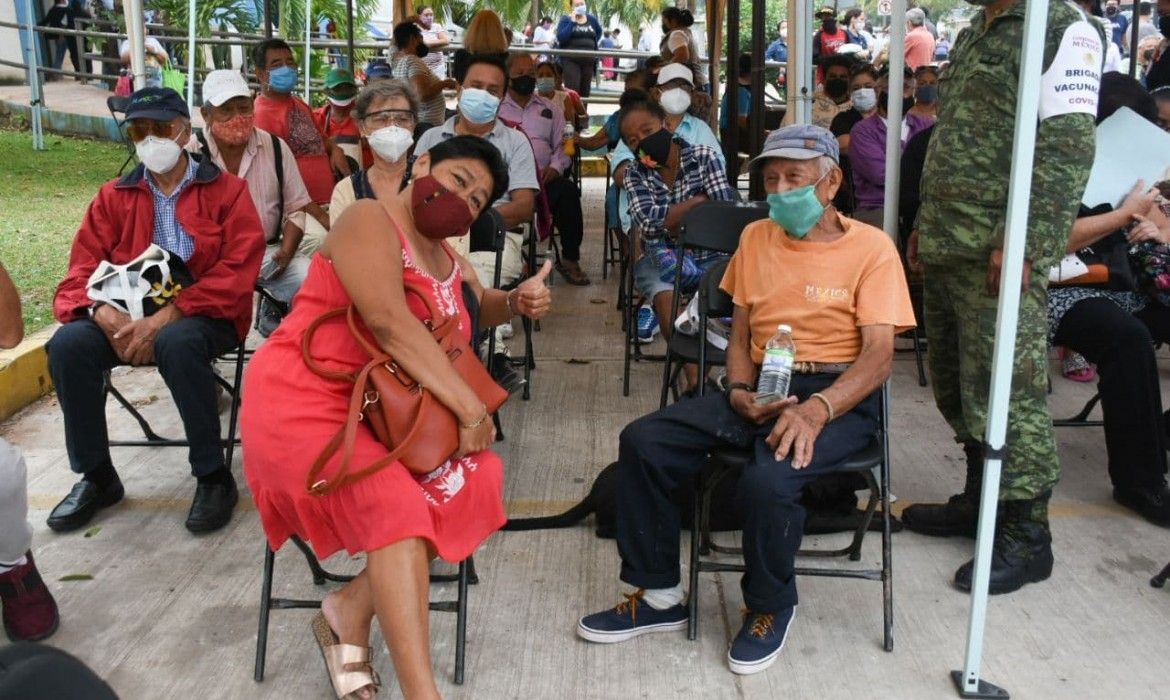 Traslada Gobierno de Laura Fernández a abuelitos para que reciban vacuna contra Covid 19