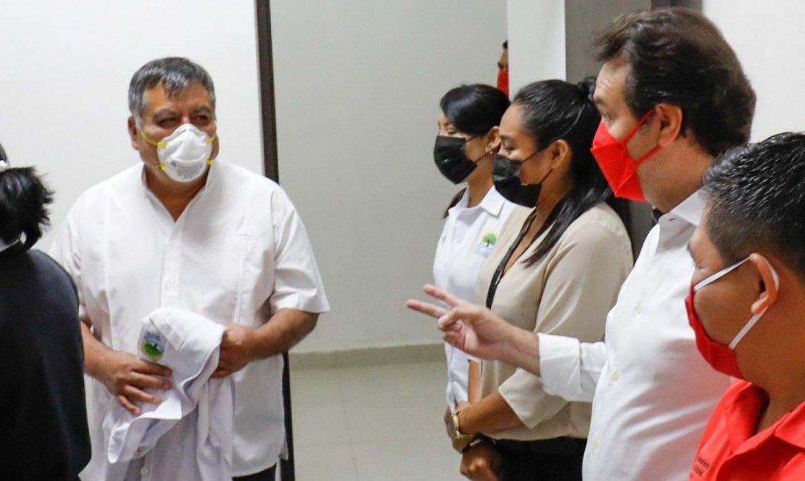 ¡Ellos primero!, enfatiza Pedro Joaquín al supervisar la segunda aplicación de vacunas contra el Covid-19 a médicos de Cozumel