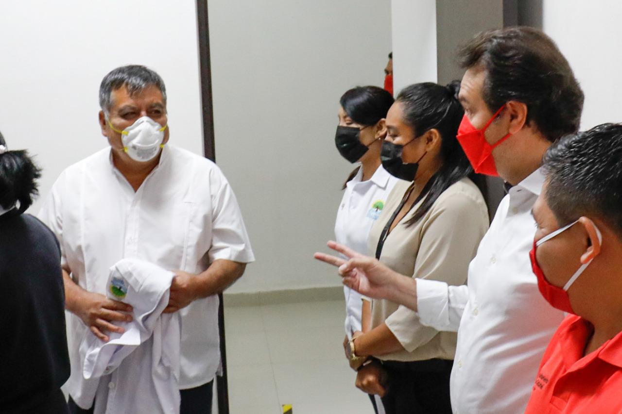 ¡Ellos primero!, enfatiza Pedro Joaquín al supervisar la segunda aplicación de vacunas contra el Covid-19 a médicos de Cozumel