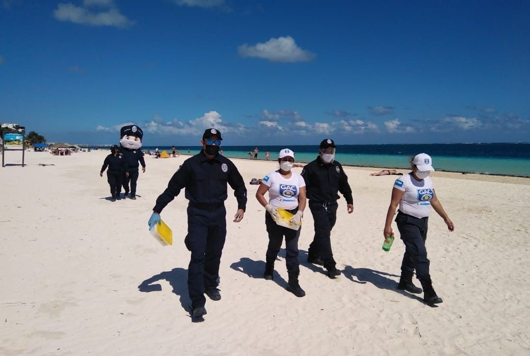 Policías apoyan en la difusión de medidas preventivas contra el Covid 19 en Puerto Morelos