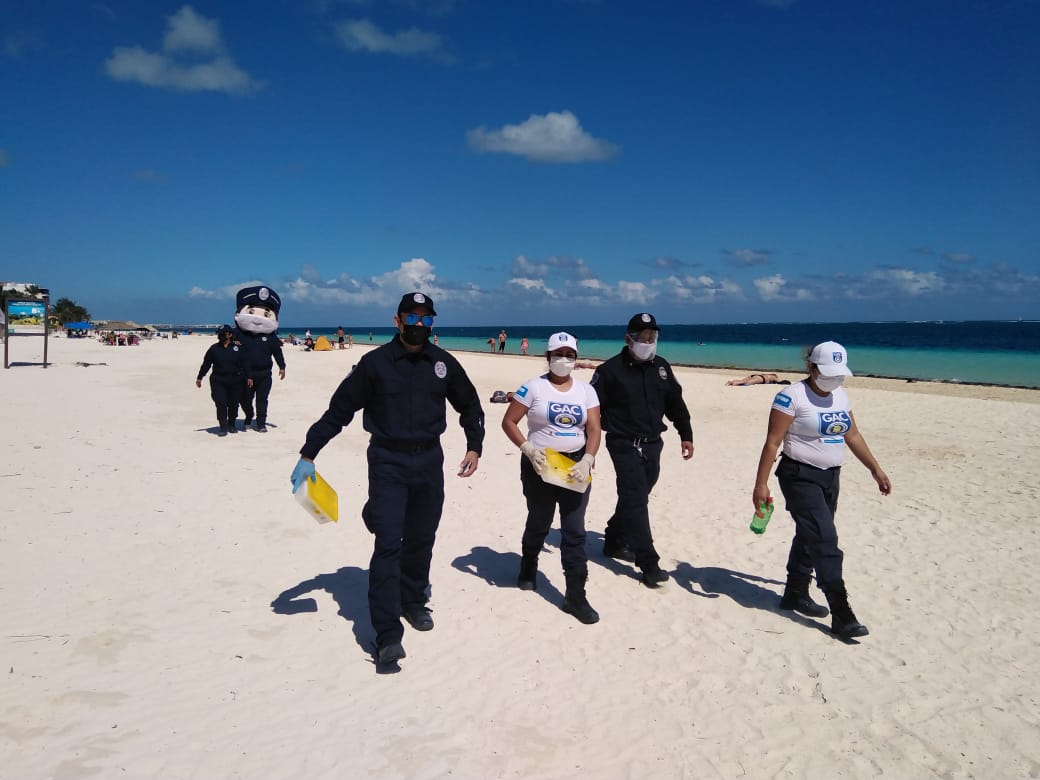 Policías apoyan en la difusión de medidas preventivas contra el Covid 19 en Puerto Morelos
