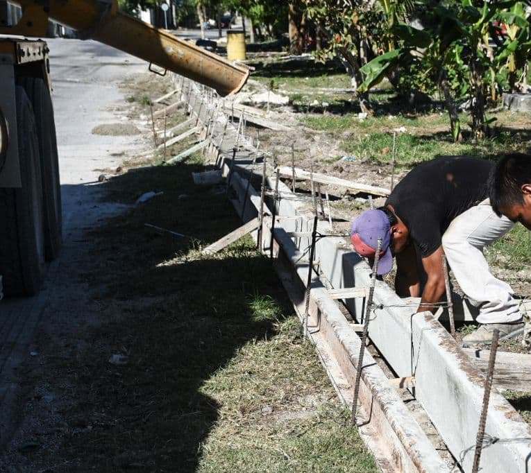 Gobierno de Laura Fernández amplía construcción de banquetas y guarniciones a la colonia Zetina Gasca