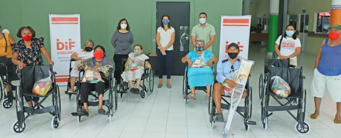 DIF Cozumel entrega sillas de ruedas a personas con discapacidad en situación vulnerable