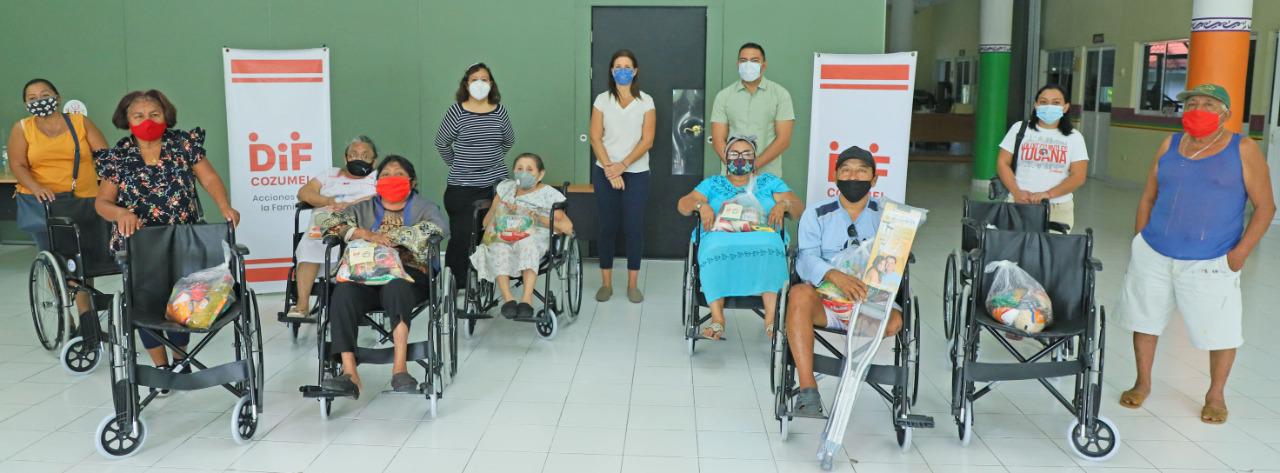 DIF Cozumel entrega sillas de ruedas a personas con discapacidad en situación vulnerable