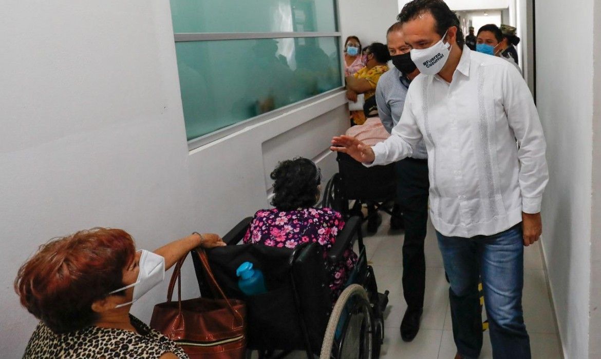 Atiende Pedro Joaquín a adultos mayores durante la jornada de  vacunación contra Covid-19 en Cozumel