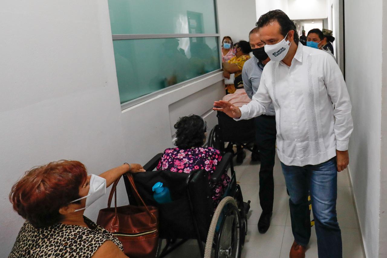 Atiende Pedro Joaquín a adultos mayores durante la jornada de  vacunación contra Covid-19 en Cozumel