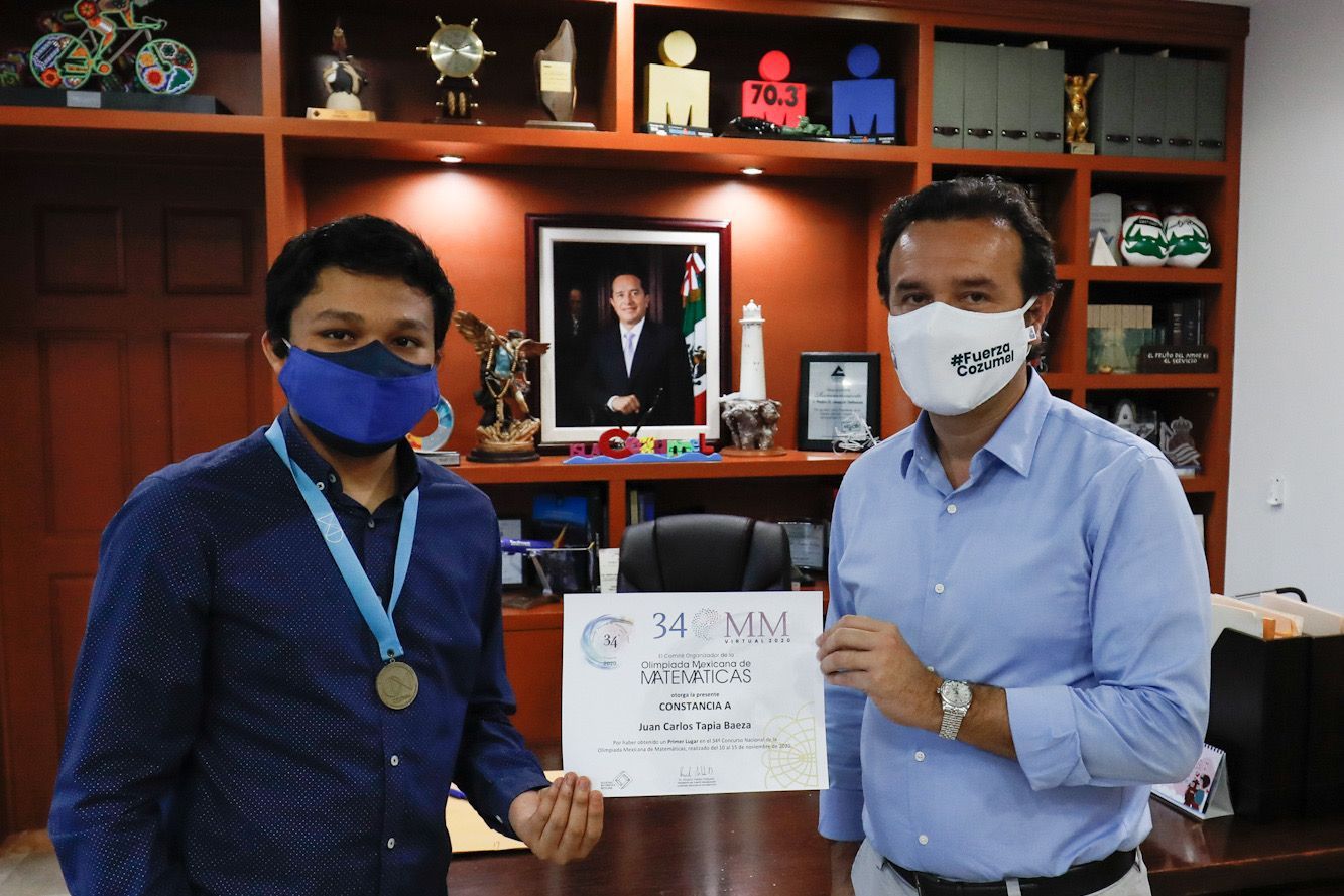 Entrega Pedro Joaquín reconocimiento al ganador del oro en la Olimpiada Nacional de Matemáticas y enaltece al talento intelectual de Cozumel