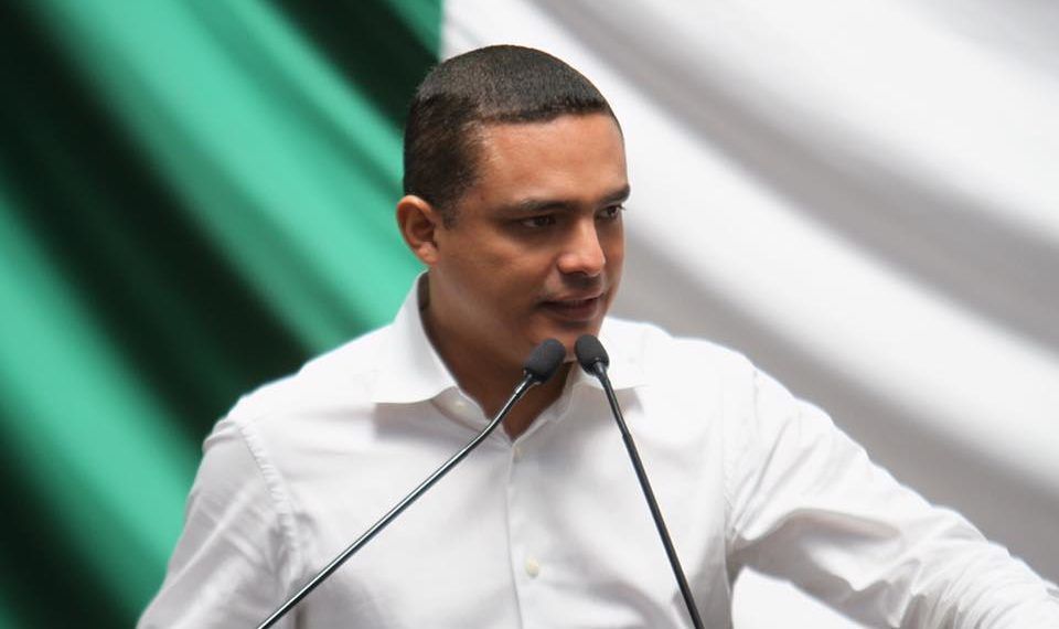 Se registra Raymundo King en MORENA para alcaldía de Othón P. Blanco