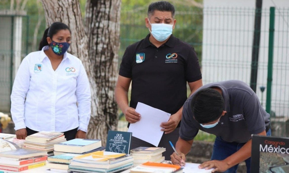 Gobierno de Puerto Morelos entrega acervo bibliográfico a escuelas de Central Vallarta y Delirios
