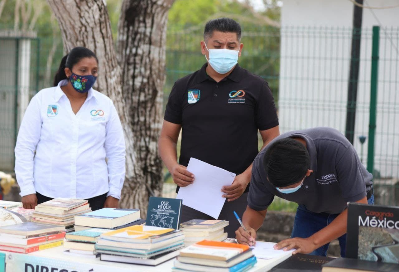 Gobierno de Puerto Morelos entrega acervo bibliográfico a escuelas de Central Vallarta y Delirios